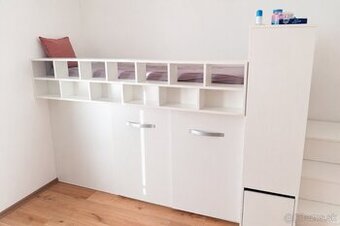 Vyvýšená detská posteľ na mieru s úložným priestorom