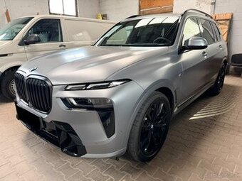 BMW X7 xDrive40d M Sport Pro 352PS Matná Šedá IconicGlow HUD