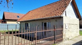 FIĽAKOVO-centrum -ÚTULNÝ 1-izbový domček na pozemku 205 m2