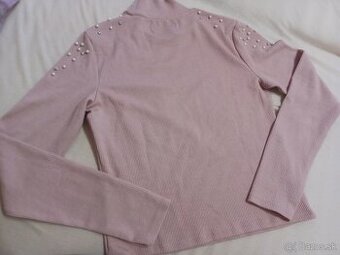 Ružový pulóver s perličkami, Bershka
