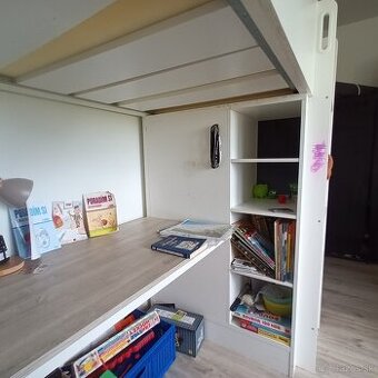 Posteľ s písacím stolom