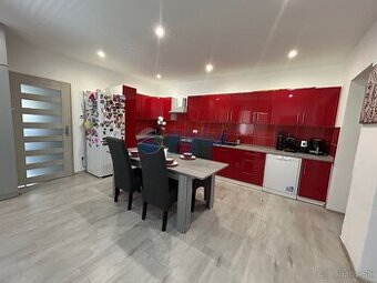 Nádherný kompletne zrekonštruovaný rodinný dom s garážou, ba