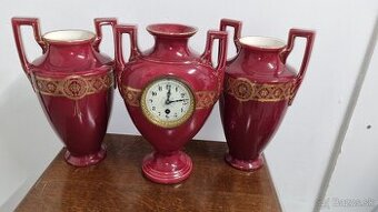 Krbove hodiny a vázy..