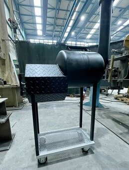 Gril lokomotíva s udiarňou