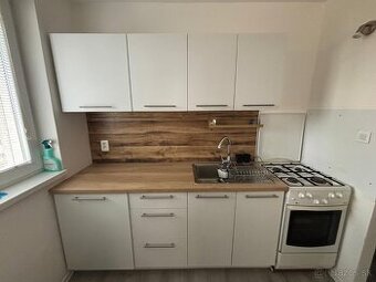 Predám zachovalú kuchynskú linku so sporákom – veľmi dobrý s