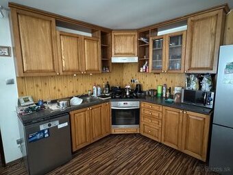 REZERVOVANÉ Rohová kuchynská linka s dvierkami z masívu