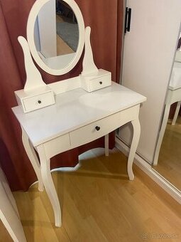 Kozmetický stolík