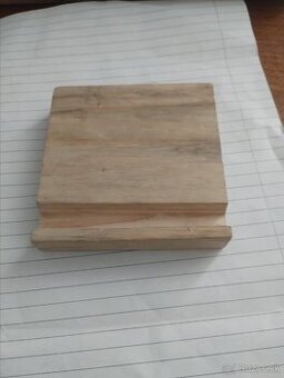 Drevený stojan na telefón