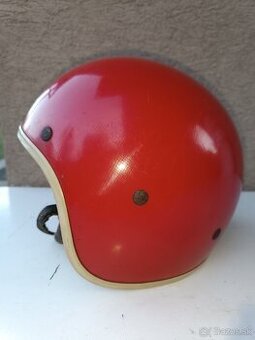 Stará přilba, helma - červená