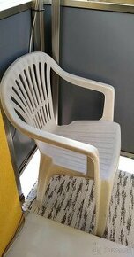 Záhradné stoličky-plastové- zadarmo.