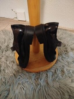 Dievčenské lesklé topánky 35