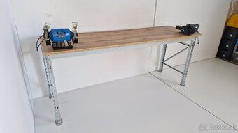 Ponk pracovný stôl.