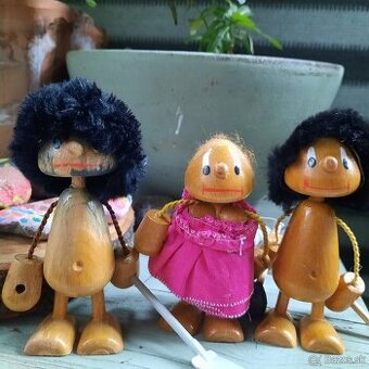 Praľudia/neandertálci starožitné drevené figúrky