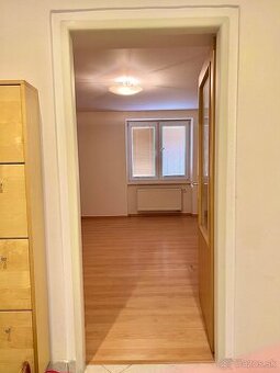 Prenájmem 3 izbový byt v centre Nových Zámkov - 1