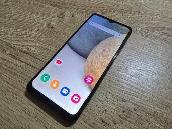 Samsung A12 ma len velmi jemne znamky pouzivania telefon s n