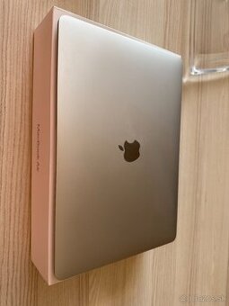 Predám Apple MacBook Air 13” M1 – 8GB RAM / 256GB SSD