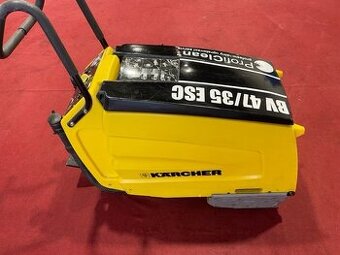 Stroj na čistenie eskalátorov a travelátorov