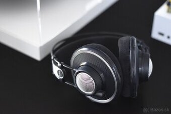 AKG K702