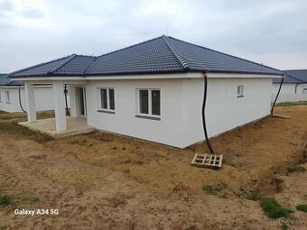 Ponúkam na predaj priestrannú novostavbu v Radimove