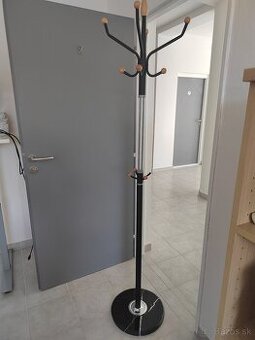 Vešiak stojanový – kovový alebo drevený, rôzne prevedenia