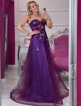 Nádherné fialové spoločenské šaty