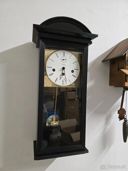 nástenné kyvadlové hodiny od nemeckého výrobcu Kieninger