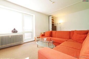 Veľkometrážny 2 izbový byt vybavený balkónom. komorou. šatní