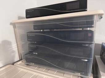 DM 8000 HD , niektoré aj s HDD, niektoré aj s DVD mechanikou