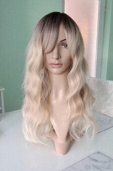 Vlnitá blond parochňa s ofinou