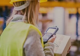 Brigáda v sklade so zdravotníckymi pomôckami - VŠ študenti
