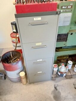 plechové šuflikove skrine