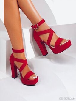 Krásne sýto červené topánky