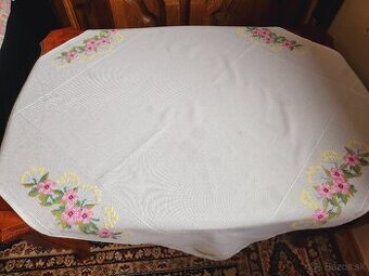 Krásny biely obrus zdobený ružovými a žltými kvetmi 86x86