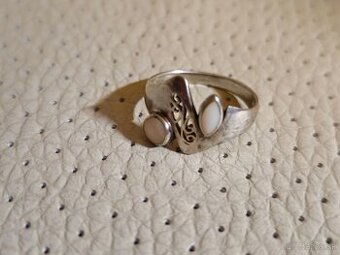 Strieborný prsteň s kamienkami