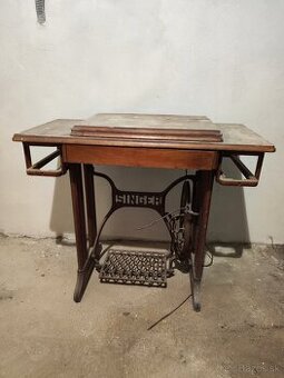 Vintage šijací stroj SINGER – originál s pedálom, nerestauro