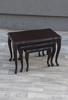 Set 3 hniezdnych rustikálnych stolíkov.