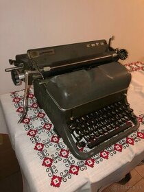 Písací stroj ZETA a kuchynské váhy