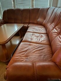 Rohová kožená sedačka s dreveným stolíkom - 1