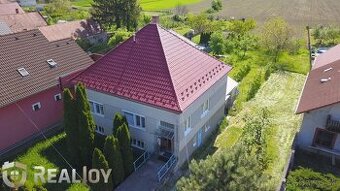 Ponúkame na predaj rodinný dom s garážou a veľkým pozemkom v