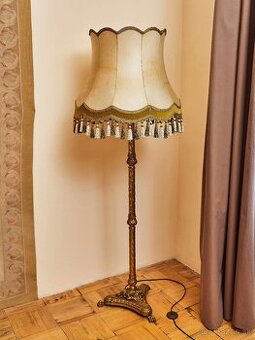 Starožitná stojacia lampa s látkovým tienidlom