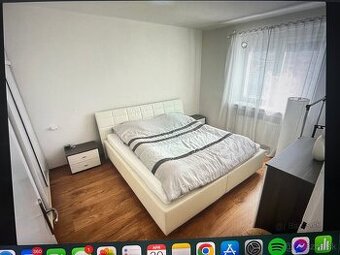 Manželská postel s úložným priestorom.