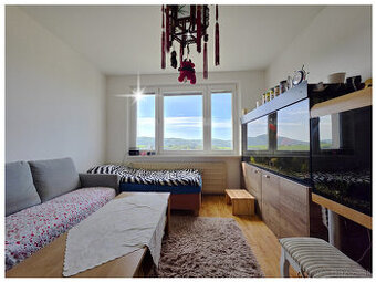 PRIESTRANNÝ 2i byt BB / KARPATSKÁ / 64 m2 / LOGGIA / VÝHĽAD