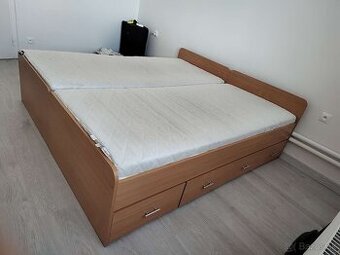 Posteľ