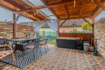 Na predaj 5 izbový poschodový rodinný dom s 2 garážou v Duna