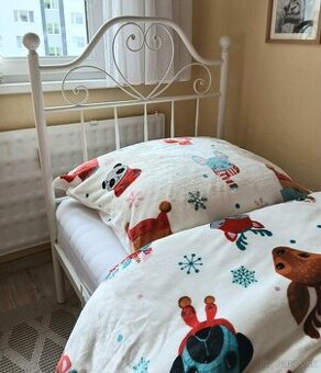 Krásna posteľ s dreveným roštom a matracom