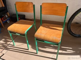 2 pevné stoličky