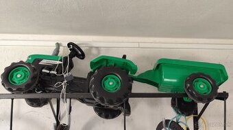 Predám detský traktor s vlečkou.