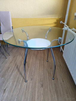 okrúhly  stôl