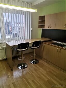 Kuchynská linka so sedením