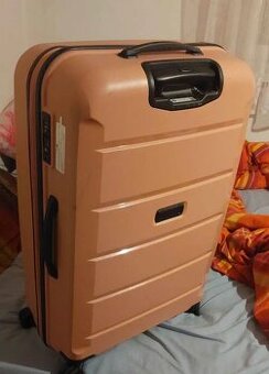 Cestovný kufor – pevný, plne funkčný